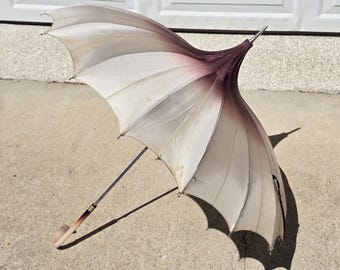 Paraguas vintage de los años 30 con punta acampanada.