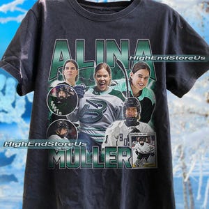 Könnte beinhalten: Schwarzes T-Shirt mit einer Collage von Bildern einer Eishockeyspielerin, dem Namen "ALINA MULLER" in Grün und Weiß. Das Shirt enthält auch den Text "HighEndStoreUs".