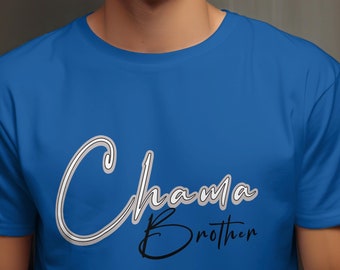 Op de afbeelding: Een koninklijk blauw t-shirt met de tekst "Chama Brother" in een wit en zwart cursief lettertype.