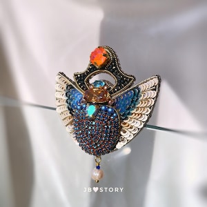 ブルーのアクセントと淡水パールのペンダントが付いたゴールドのエジプトスカラベブローチ