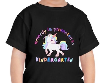 Camiseta de unicornio para niños pequeños "Ascendido a jardín de infantes", camiseta personalizada para hitos preescolares