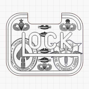 Puede incluir: Diseño gráfico en blanco y negro con la palabra "LOCK" en letras grandes rodeada de varios insignias militares y texto. El texto incluye "United States Army", "Special Operations Command", "De Oppresso Liber", y "Airborne".