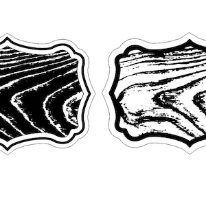 Puede incluir: Dos etiquetas con patrón de veta de madera en blanco y negro con un borde decorativo festoneado.