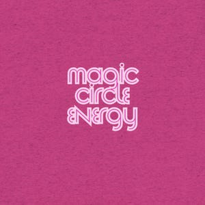Könnte beinhalten: Ein magentafarbener Hintergrund mit den Worten "magic circle energy" in weißer, stilisierter Schrift. Der Text ist vertikal angeordnet, mit "magic" oben, "circle" in der Mitte und "energy" unten. Die Schriftart hat ein Retro-Design mit Umrissen.