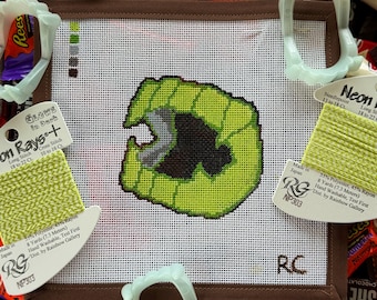 Bite Me / Lienzo bordado a mano de 18 mallas