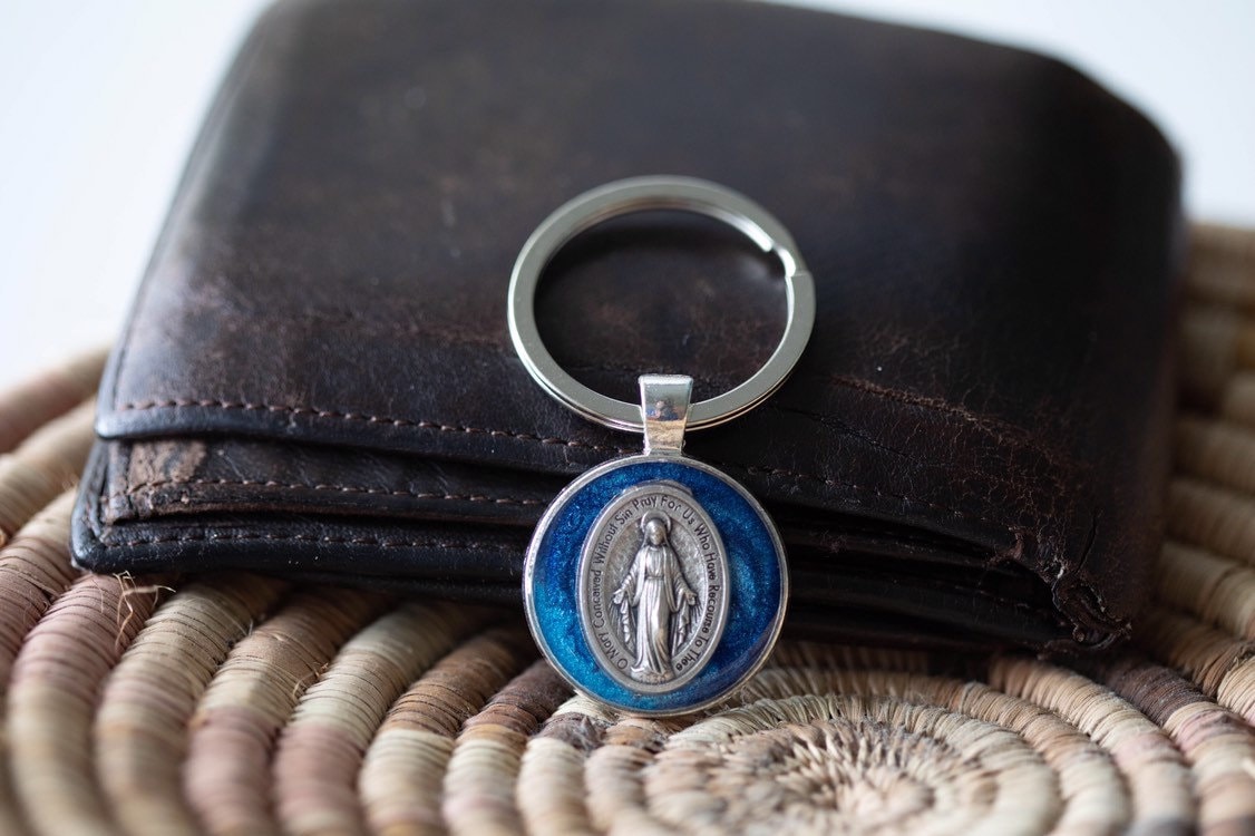 Porte clés en cuir bleu foncé motif médaille miraculeuse - La