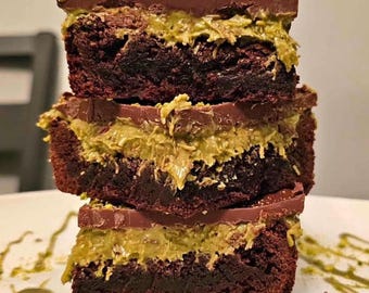 Dubai Chocolate Fudge Brownies with Pistachio Cream & Kunafa Crunch