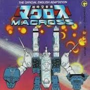 Op de afbeelding: Een vintage poster voor "Macross", met een gestileerde robot in wit, blauw en grijs. De robot staat boven een stadsgezicht met kleurrijke gebouwen. De titel van de poster is in het Engels en Japans.