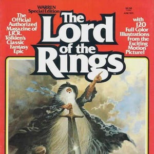 Puede incluir: Una portada de revista vintage de "El Señor de los Anillos" presenta un mago con una larga barba blanca, sosteniendo una espada y señalando. La portada es roja con texto blanco e ilustraciones de la película.
