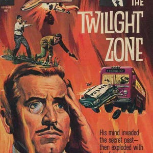 Op de afbeelding: Vintage stripboekcover voor "The Twilight Zone" met een dramatische illustratie. De cover toont een man met een bezorgde uitdrukking, een ontploffend vliegtuig en een politieauto die op een bus botst. Tekst bevat "The Twilight Zone" en "Rod Serling."