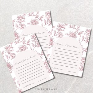 mini carte personnalisable avec fleures roses vintage, décor de fête pour capsule de temps avec motif toile de jouy floral rose