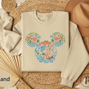 Camiseta de Moana de Disney, camiseta "Come What May I Know The Way", suéter de aventuras de Disney, sudadera para el viaje a WDW, camiseta hawaiana con orejas de Mickey Mouse imagen 2