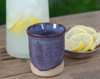 Vaso pequeño morado / Vaso de cerámica artesanal de 6 onzas, ligeramente irregular