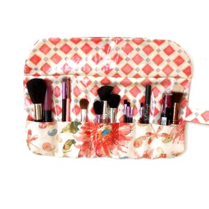 Travel Makeup Brush Holder With 7 Pockets, Wipe Clean Clear Vinyl Overlay, Peach Floral Cosmetic Brush Holder