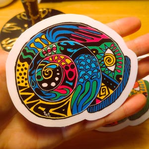 Adhesivo de vinilo con forma de caracol abstracto: azul, amarillo y rosa