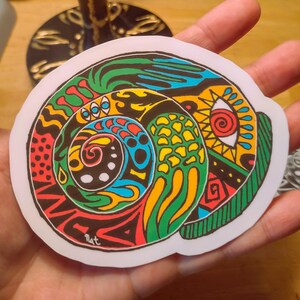 Adhesivo de vinilo abstracto con forma de caracol (rojo, azul y verde)