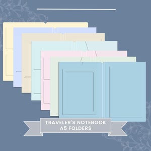 Puede incluir: Una colección de carpetas A5 Traveler's Notebook en colores pastel, incluyendo azul, rosa, amarillo y beige. El texto "TRAVELER'S NOTEBOOK A5 FOLDERS" se muestra en una pancarta en la parte inferior de la imagen. Ideales para cuadernos.