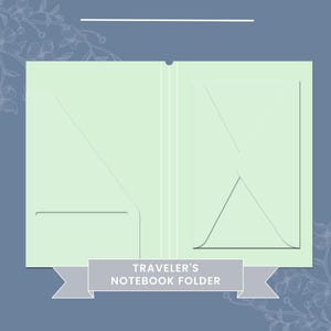 Puede incluir: Un Traveler's Notebook Folder verde claro con bolsillos. La carpeta está abierta, revelando el diseño interior. El texto "TRAVELER'S NOTEBOOK FOLDER" se muestra en una pancarta gris en la parte inferior de la imagen. El fondo es azul con detalles florales.