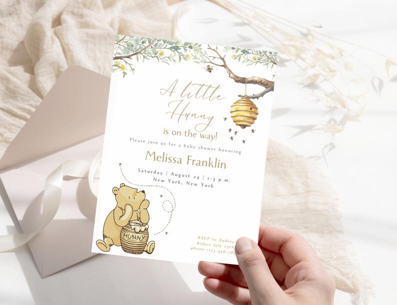 Peut inclure: Une invitation &agrave; une f&ecirc;te pr&eacute;natale avec une illustration de Winnie l'ourson. L'invitation est d&eacute;cor&eacute;e d'une ruche, d'abeilles et d'&eacute;l&eacute;ments floraux. Le texte indique "A little Hunny is on the way!" et comprend les d&eacute;tails de la f&ecirc;te, y compris la date, l'heure et le lieu. Les informations de RSVP sont &eacute;galement incluses.