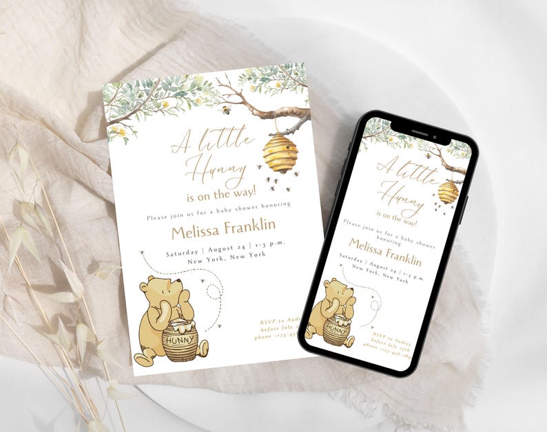 Peut inclure: Une invitation &agrave; une f&ecirc;te pr&eacute;natale sur le th&egrave;me de Winnie l'ourson. L'invitation pr&eacute;sente une illustration de dessin anim&eacute; de Winnie l'ourson tenant un pot de miel. Le texte sur l'invitation indique "A little Hunny is on the way!" et comprend la date, l'heure et le lieu de la f&ecirc;te.