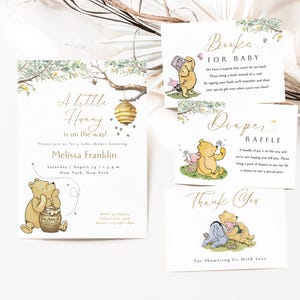 K&ouml;nnte beinhalten: Ein Winnie-the-Pooh-Babyparty-Einladungsset mit einem Honigtopf- und Bienen-Design. Die Einladung lautet "Ein kleines Hunny ist unterwegs!" und enth&auml;lt das Datum und die Uhrzeit der Party. Die anderen Karten beinhalten eine "Buch f&uuml;r Baby"-Anfrage, eine "Windel-Tombola"-Ank&uuml;ndigung und eine "Danke"-Karte.