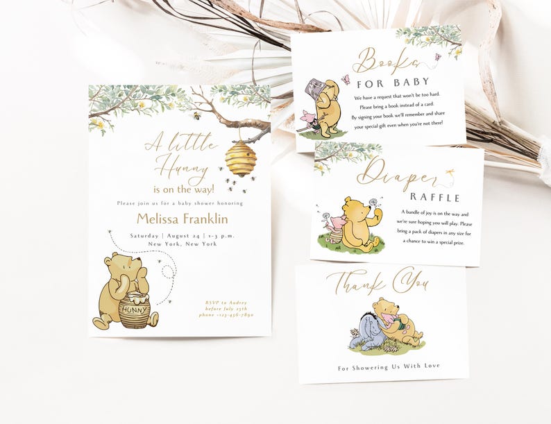 K&ouml;nnte beinhalten: Ein Winnie-the-Pooh-Babyparty-Einladungsset mit einem Honigtopf- und Bienen-Design. Die Einladung lautet "Ein kleines Hunny ist unterwegs!" und enth&auml;lt das Datum und die Uhrzeit der Party. Die anderen Karten beinhalten eine "Buch f&uuml;r Baby"-Anfrage, eine "Windel-Tombola"-Ank&uuml;ndigung und eine "Danke"-Karte.