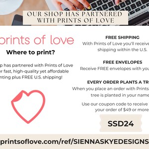 Peut inclure: Un logo en forme de c&oelig;ur rose avec le texte "prints of love" et le slogan "O&ugrave; imprimer ?"  Le texte ci-dessous explique que la boutique s'est associ&eacute;e &agrave; Prints of Love pour offrir une impression rapide, de haute qualit&eacute; et abordable avec la livraison gratuite aux &Eacute;tats-Unis.  Le texte mentionne &eacute;galement que chaque commande plante un arbre et inclut un code promo "SSD24" pour 10 % de r&eacute;duction sur les commandes de 49 $ ou plus.  L'adresse du site Web est printsoflove.com/ref/SIENNASKYEDESIGNS.