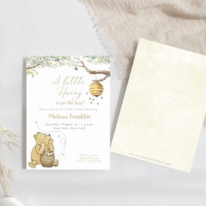 Peut inclure: Une invitation de f&ecirc;te pr&eacute;natale blanche avec une illustration de Winnie l'ourson. L'invitation pr&eacute;sente un nid d'abeilles jaune, des feuilles vertes et le texte "A little Honey is on the way!" L'invitation est pour la f&ecirc;te pr&eacute;natale de Melissa Franklin le samedi 1er ao&ucirc;t &agrave; 13h00 &agrave; New York, New York.