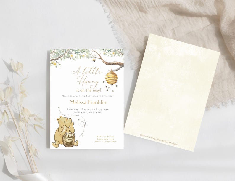 Peut inclure: Une invitation de f&ecirc;te pr&eacute;natale blanche avec une illustration de Winnie l'ourson. L'invitation pr&eacute;sente un nid d'abeilles jaune, des feuilles vertes et le texte "A little Honey is on the way!" L'invitation est pour la f&ecirc;te pr&eacute;natale de Melissa Franklin le samedi 1er ao&ucirc;t &agrave; 13h00 &agrave; New York, New York.