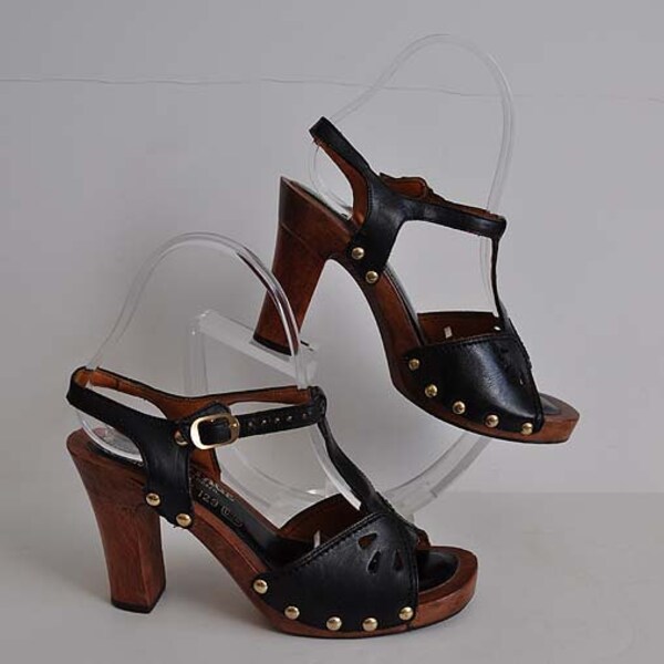 70s shoes / Brazilian Beauty Vintage 1970's Boho T Strap Leather Wood Heel Shoes