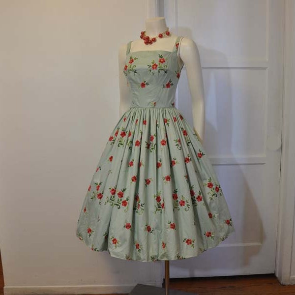 vintage dress / Vintage 1950s Embroidered Floral Full Skirt Party 50s Dress