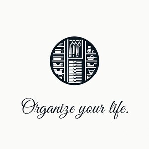 Może przedstawiać: Czarno-biała ilustracja szafy z półkami, szufladami i wiszącymi ubraniami. Tekst "Organize your life." znajduje się pod ilustracją.