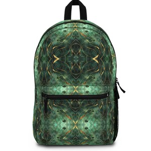 Pode incluir: Mochila verde com um padrão abstrato repetido em ouro e verde. Possui uma alça superior preta, zíperes pretos e um bolso frontal. Bolsos de malha nas laterais. Ideal para transportar livros, laptops e outros itens essenciais para a escola ou viagens.