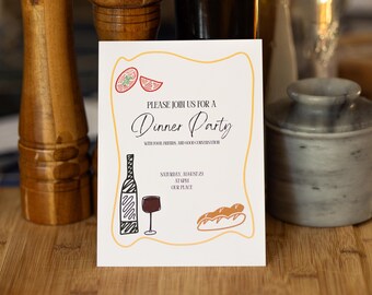 Può includere: Un invito bianco con un bordo giallo. Il testo sulla carta recita "Unisciti a noi per una cena con buoni amici e buona conversazione. Sabato 25 agosto alle 16:00 A casa nostra". La carta presenta anche un disegno di una bottiglia di vino, un bicchiere di vino, un pomodoro e una pagnotta di pane.