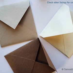 K&ouml;nnte beinhalten: Vier Umschl&auml;ge in verschiedenen Farben: Braun, Beige, Creme und Dunkelbraun. Die Umschl&auml;ge sind gefaltet und in quadratischer Form auf einer wei&szlig;en Oberfl&auml;che angeordnet. Der Text "Check other listings for color options" ist oben im Bild sichtbar. Der Text "@Samvadiya Cards" ist unten im Bild sichtbar.