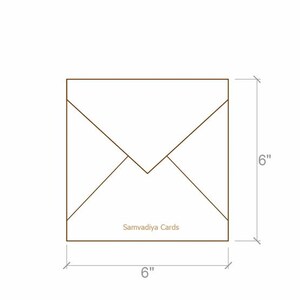 K&ouml;nnte beinhalten: Ein wei&szlig;er Umschlag mit braunem Umriss, der 15,24 cm x 15,24 cm misst. Der Umschlag hat eine Klappe oben und ein Textetikett mit der Aufschrift "Samvadiya Cards".