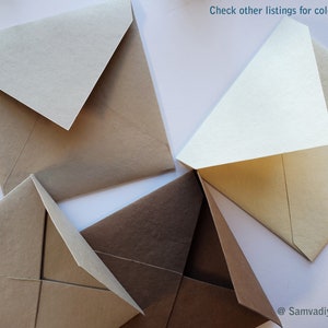 K&ouml;nnte beinhalten: Vier unterschiedlich farbige Umschl&auml;ge, darunter Braun, Beige, Creme und ein dunkleres Braun. Die Umschl&auml;ge sind gefaltet und auf einer wei&szlig;en Oberfl&auml;che angeordnet. Der Text "Check other listings for color options" ist oben im Bild sichtbar. Der Text "@Samvadiya Cards" ist unten im Bild sichtbar.