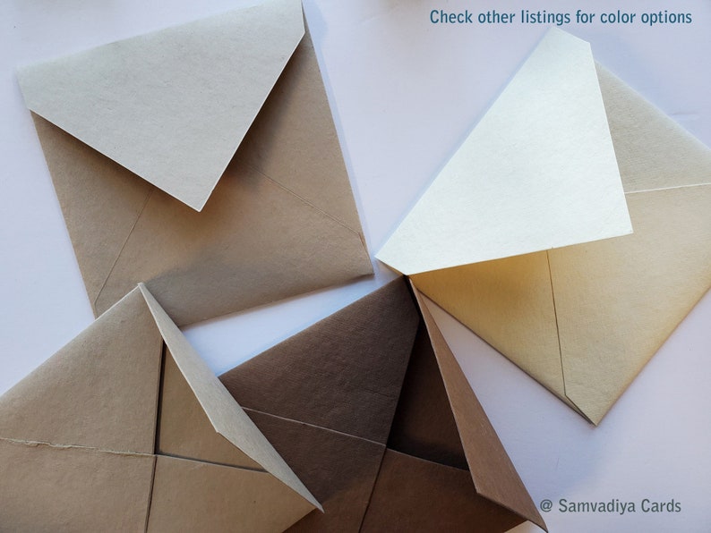 K&ouml;nnte beinhalten: Vier unterschiedlich farbige Umschl&auml;ge, darunter Braun, Beige, Creme und ein dunkleres Braun. Die Umschl&auml;ge sind gefaltet und auf einer wei&szlig;en Oberfl&auml;che angeordnet. Der Text "Check other listings for color options" ist oben im Bild sichtbar. Der Text "@Samvadiya Cards" ist unten im Bild sichtbar.