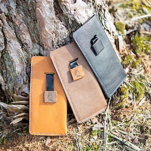 Leather eyeglass case | Handmade sunglasses case made of natural, sustainable leather, black and cognac, suitable for regular glasses and sunglasses.