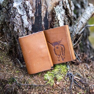 100% Leren Pasjeshouder van Schotse Hooglanders | Duurzaam & Handgemaakt | Perfect als cadeau