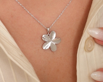 Collar de trébol de cuatro hojas en plata de ley: un amuleto minimalista de la suerte.