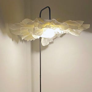 Lampe florale faite main - Cadeau unique pour la fête des pères, éclairage d'ambiance doux, lampadaire artistique, abat-jour floral en papier crêpe, décoration d'intérieur confortable