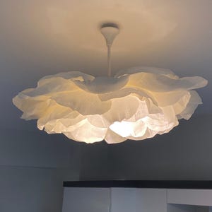 Lampada a sospensione con fiori di carta crespa beige – Lampada da soffitto con volant fatta a mano per cucina, camera da letto o soggiorno – Illuminazione ambientale soffusa