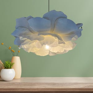 Lampadario a forma di fiore fatto a mano / Lampada a sospensione con petali di carta crespa / Lampada da soffitto con fiori blu tenui / Lampada floreale unica