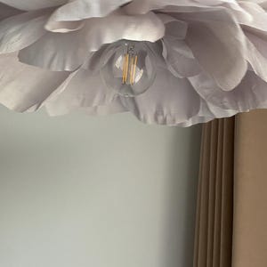 Lampadario a forma di fiore in carta crespa grigia fatto a mano - Elegante lampada da soffitto in stile boho - Decorazione per la casa unica in carta - Illuminazione romantica