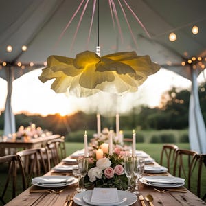 Lampadario a forma di fiore di carta color crema beige • Lampadario in carta crespa fatto a mano • Decorazione per soffitto neutro • Illuminazione delicata per camera da letto, regalo