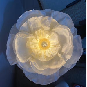 Lampadario in carta crespa beige fatto a mano / Elegante lampada da soffitto / Lampada a sospensione con luce calda e soffusa / Illuminazione moderna decorativa