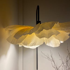 Lampada da soffitto a forma di fiore, regalo per la festa della mamma, grande lampada a sospensione floreale bianca, elegante lampadario fiorito per l'arredamento della camera da letto o del soggiorno