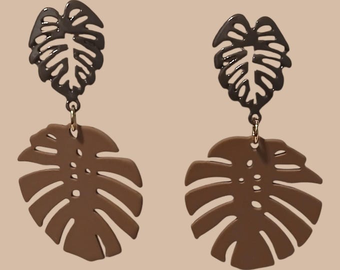 Boho palm leaf earrings.