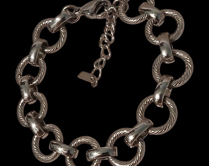 Circle link bracelet.